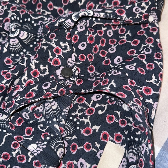 Loft Brand Long Sleeve Floral Shirt Size Small
Great Condition - Picture 7 of 9